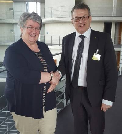 Bundestagsabgeordnete Gabriele Schmidt mit Ulli Hockenberger im Gesprch zum Bundesteilhabegesetz