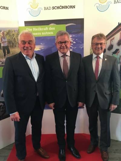 Innenminister a.D. Heribert Rech, Minister fr Justiz und Europa Guido Wolf und Landtagsabgeordneter Ulli Hockenberger in Bad Schnborn bei der bergabe des Tourismusfrderbescheids