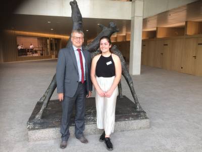 Lisa Adam von der Kthe Kollwitz Schule in Bruchsal hat einen ersten Preis beim Schlerwettbewerb des Landtags gewonnen.
Herzlichen Glckwunsch