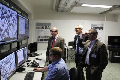 Mit Staatssekretr Jger bei Fraunhofer IOSB